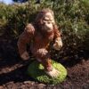 Bigfoot Statue de pelouse doigt d'honneur